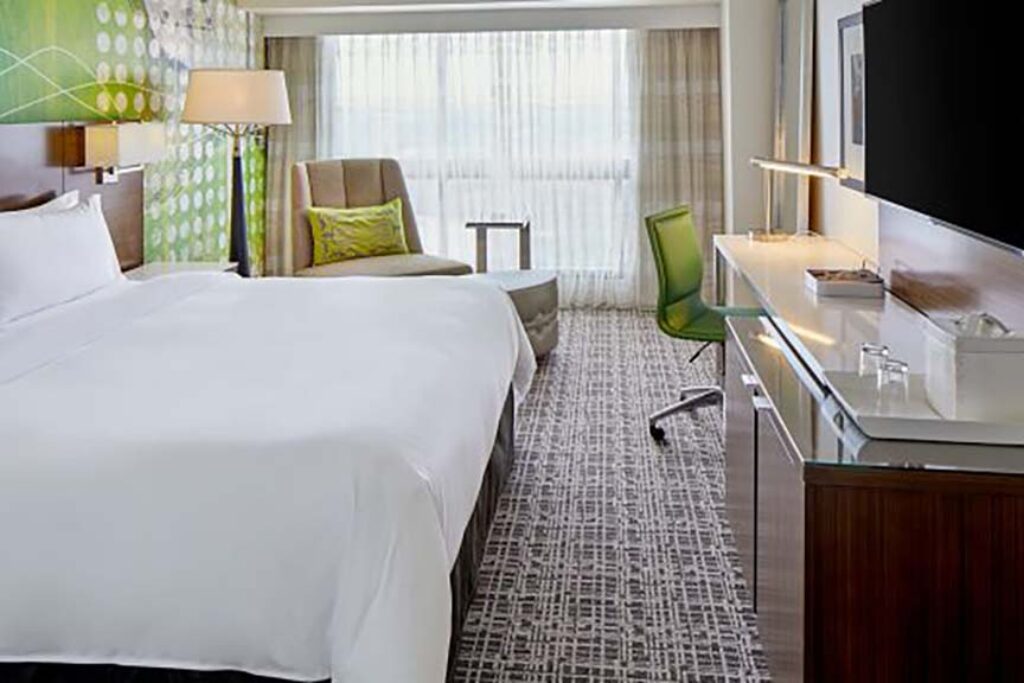 Hotel King guest room