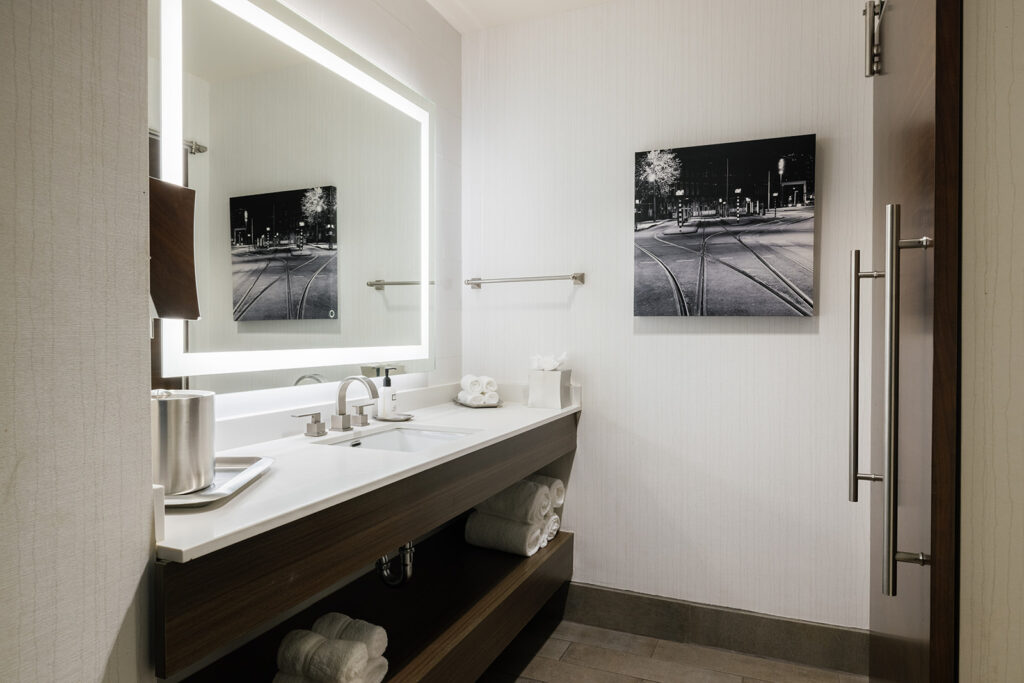 King room bathroom