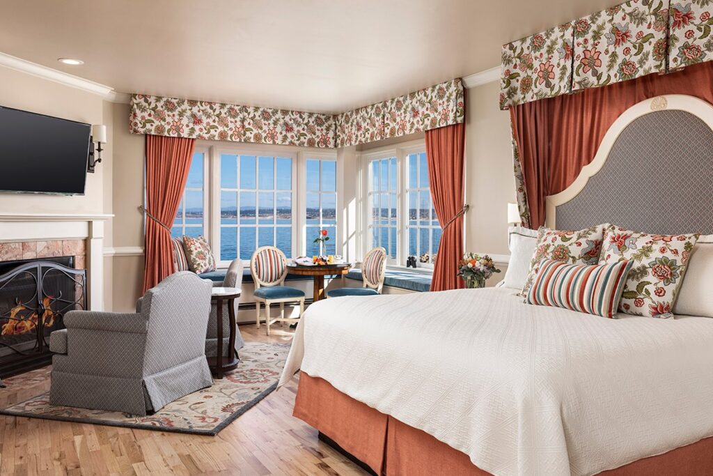 Deluxe king room with an ocean view