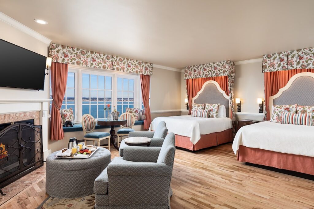 Guest room with two queen size beds