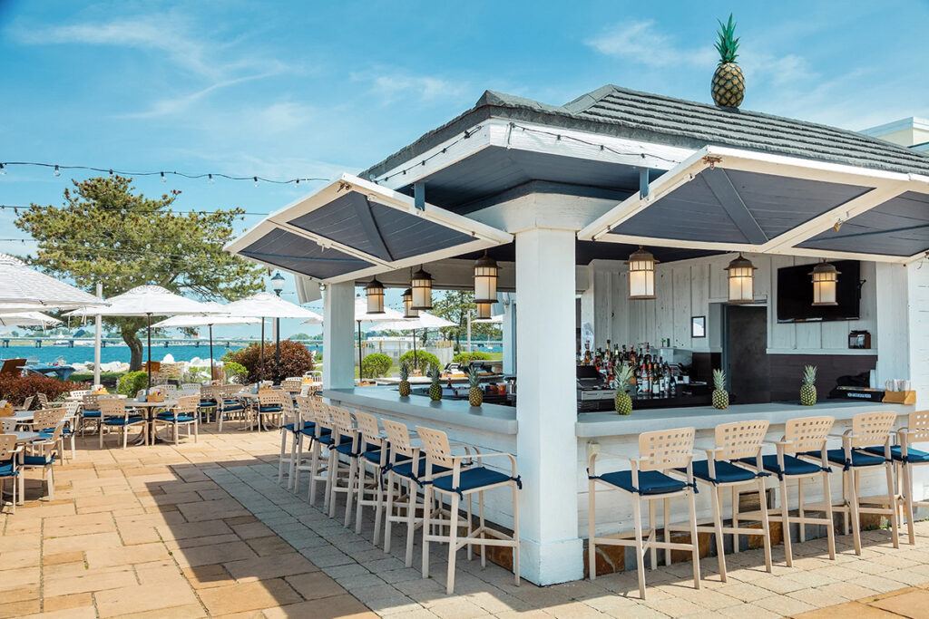 The Pineapple Club - bar at the resort