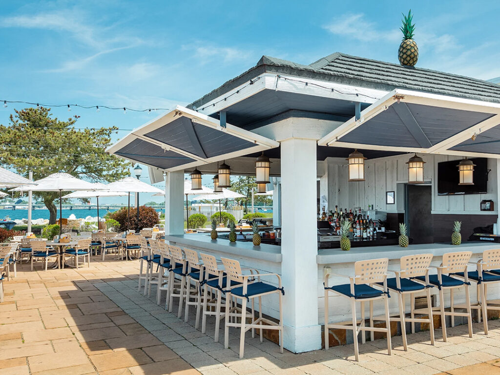 The Pineapple Club - bar at the resort