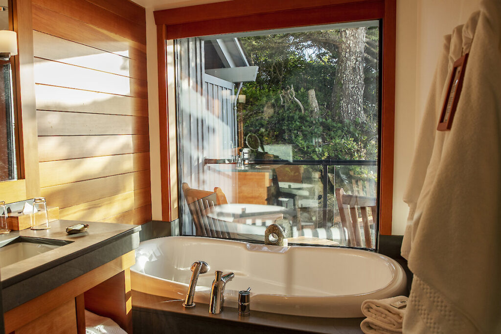 Guest room bath tub