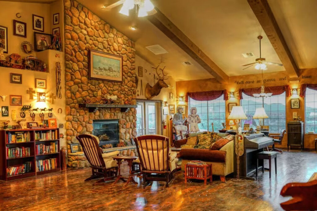 Ranch lounge with dining table