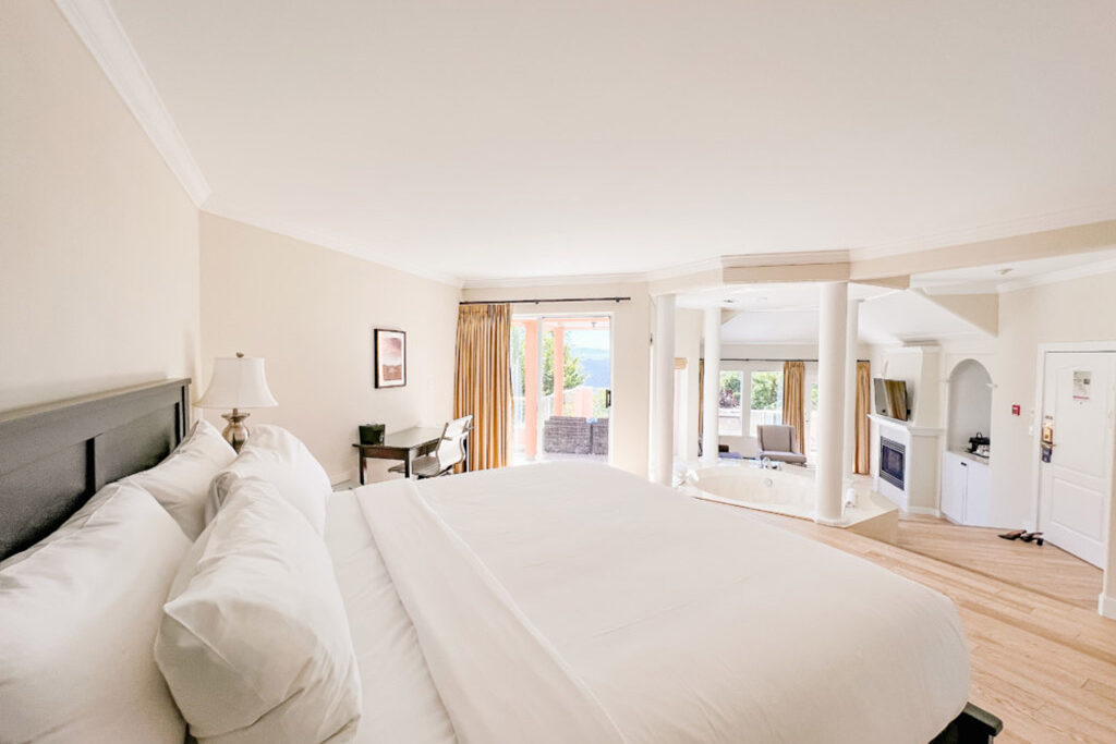 Guest room with king bed